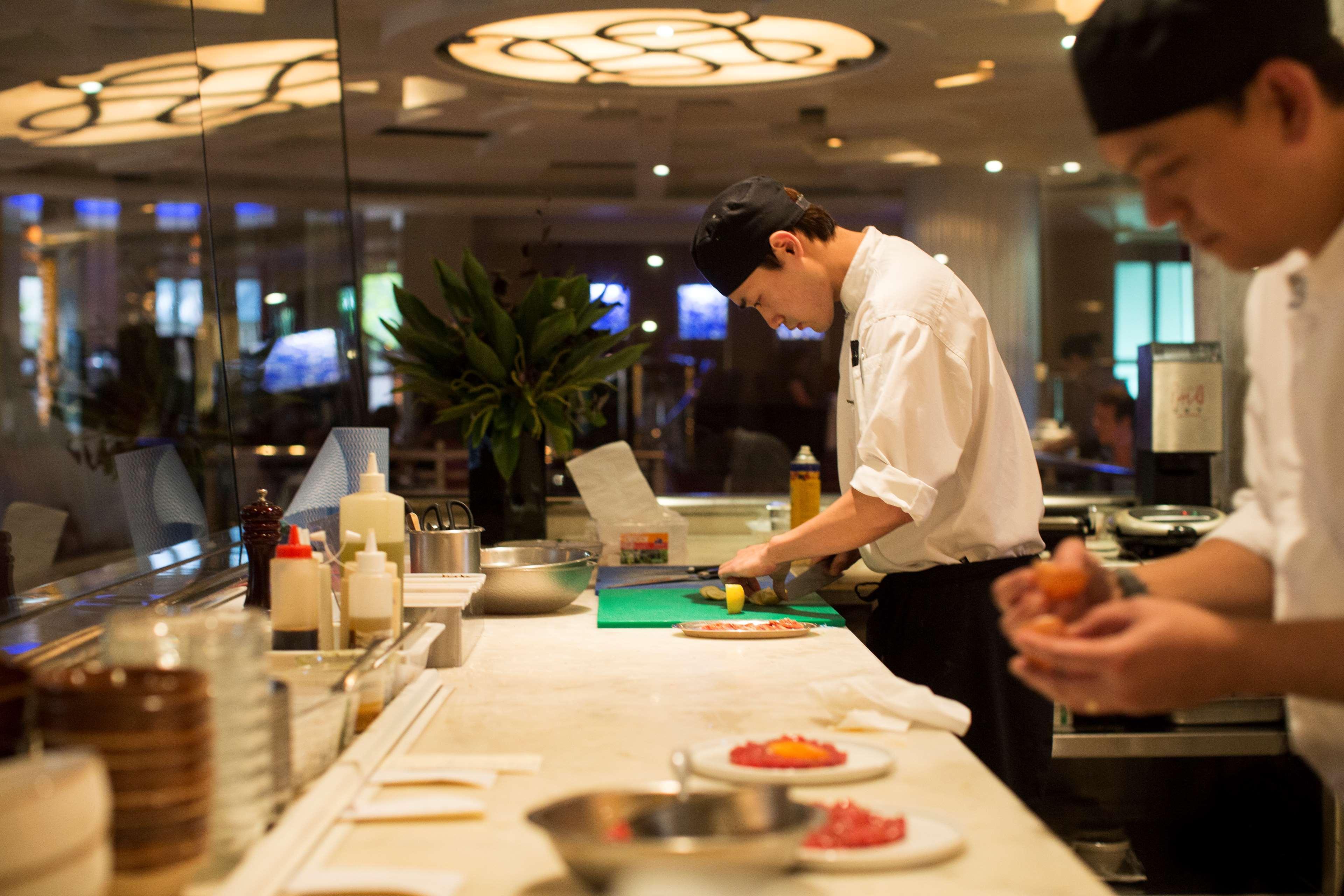 Park Hyatt Melbourne Hotel Ngoại thất bức ảnh A sushi chef at work