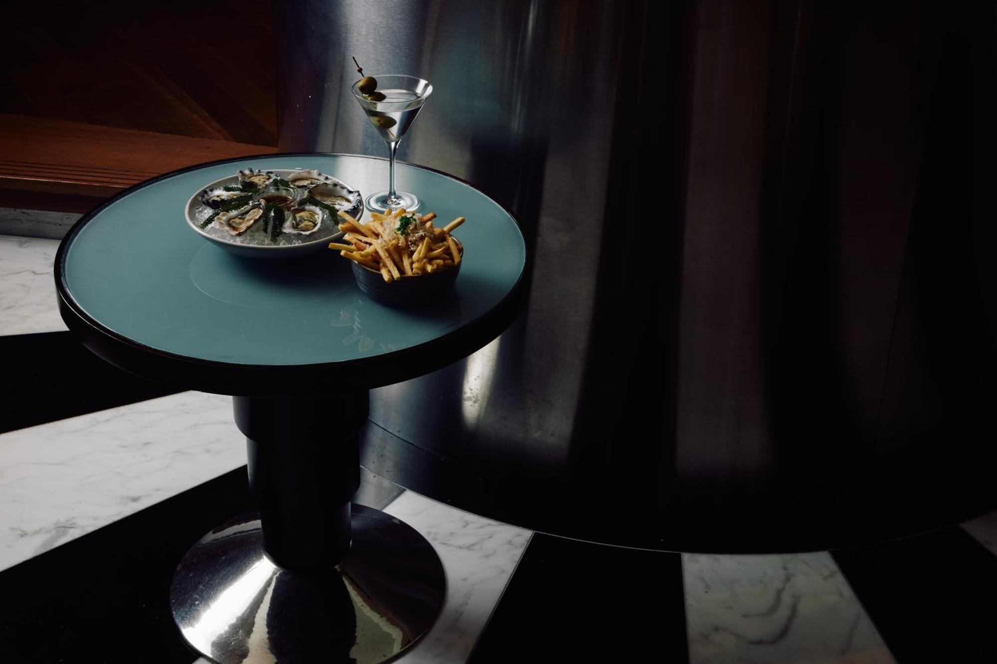 Park Hyatt Melbourne Hotel Ngoại thất bức ảnh A table with a martini