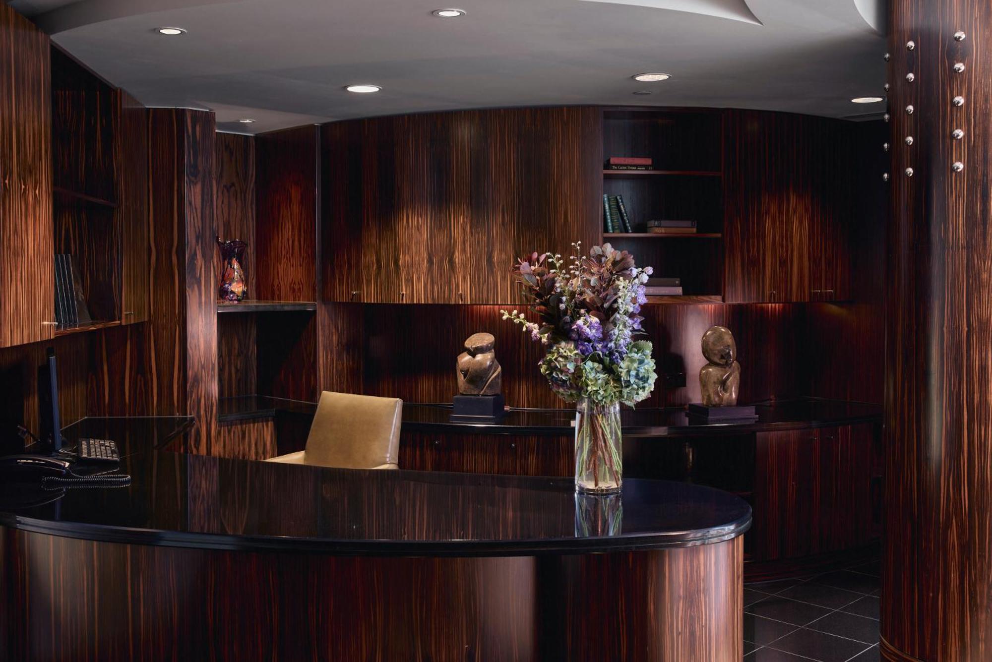 Park Hyatt Melbourne Hotel Ngoại thất bức ảnh The reception desk at the hotel
